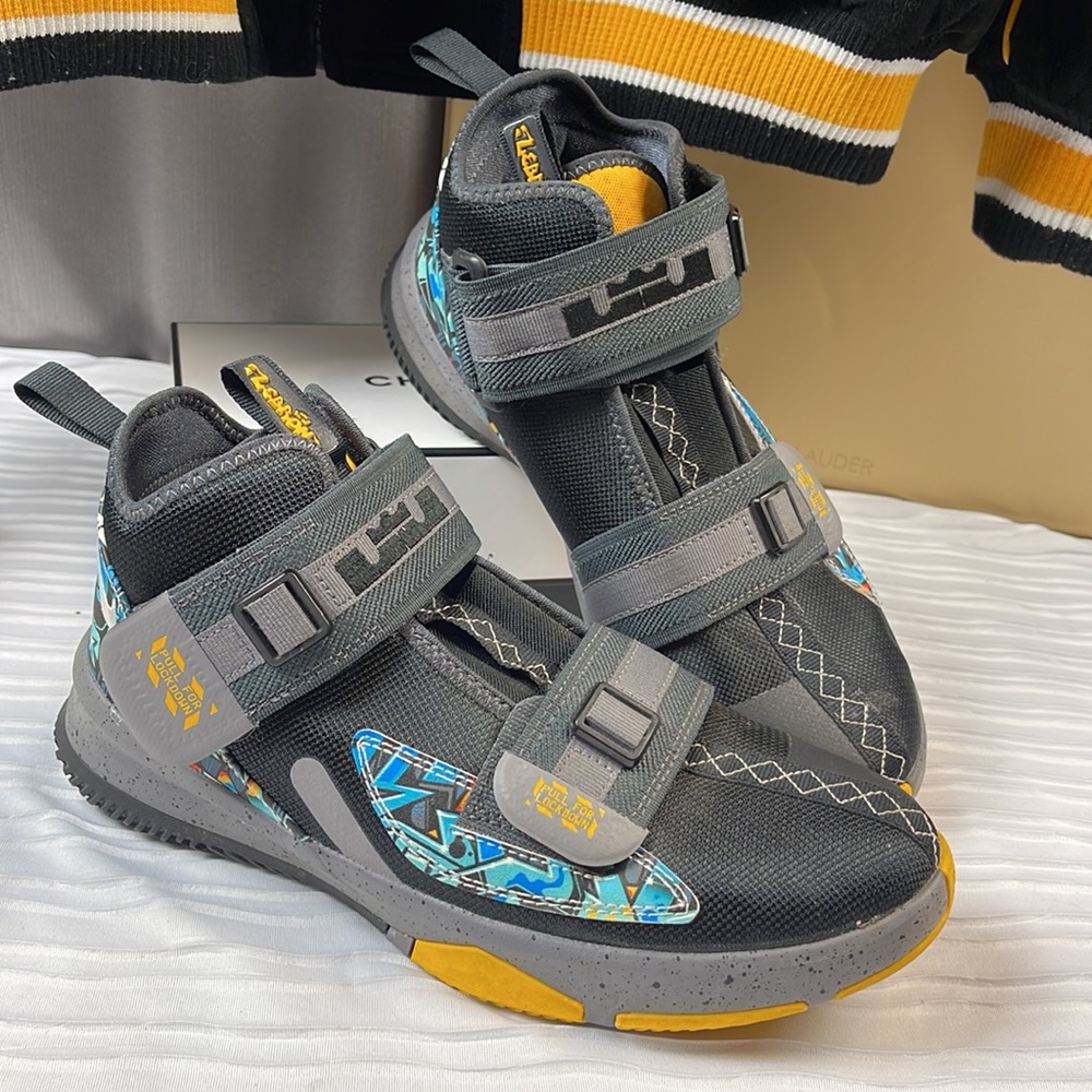 Nike Lebron Soldier XIII GS Boys Sneakers Mesh Black AR7586-070 Size 6.5 Y